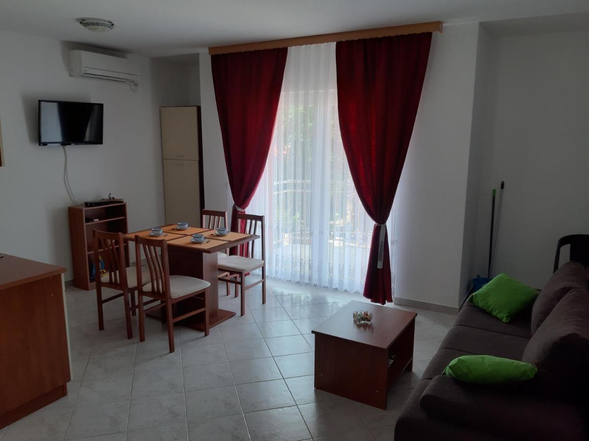Apartments Mihael Малинска Екстериор снимка