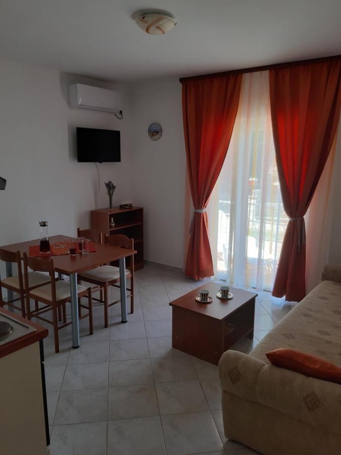 Apartments Mihael Малинска Екстериор снимка