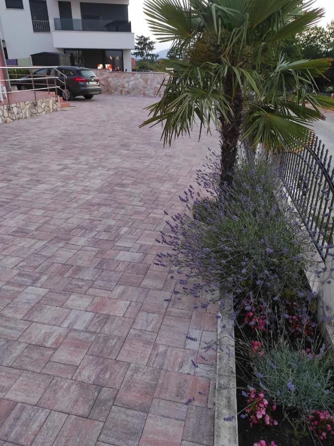 Apartments Mihael Малинска Екстериор снимка